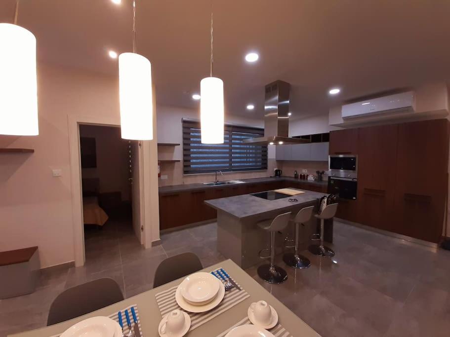 Kuchyň nebo kuchyňský kout v ubytování Ocean Blue Apt4 luxurious, modern Apt at Zonqor Pt