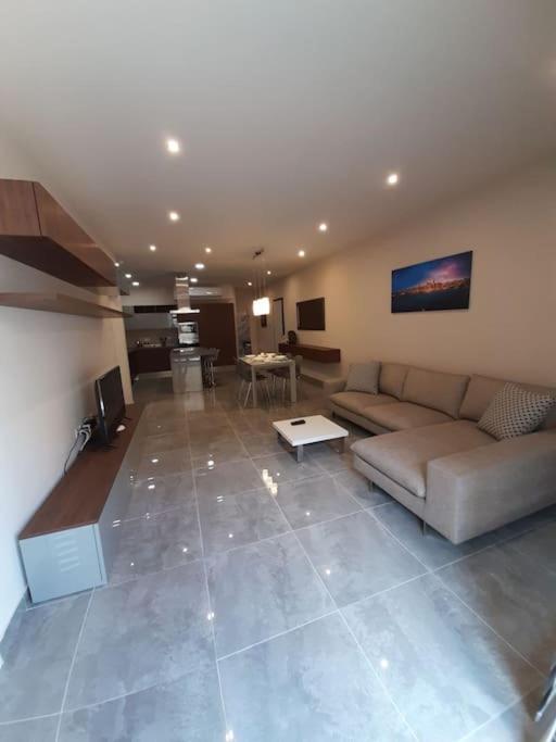 Posezení v ubytování Ocean Blue Apt4 luxurious, modern Apt at Zonqor Pt