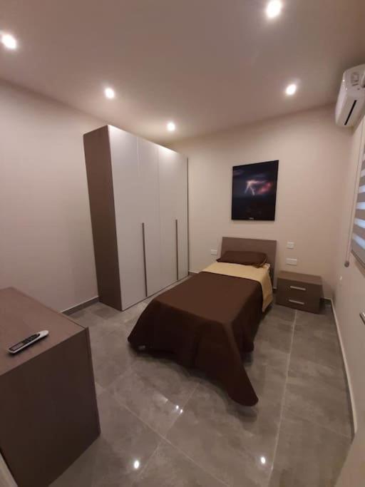 Postel nebo postele na pokoji v ubytování Ocean Blue Apt4 luxurious, modern Apt at Zonqor Pt