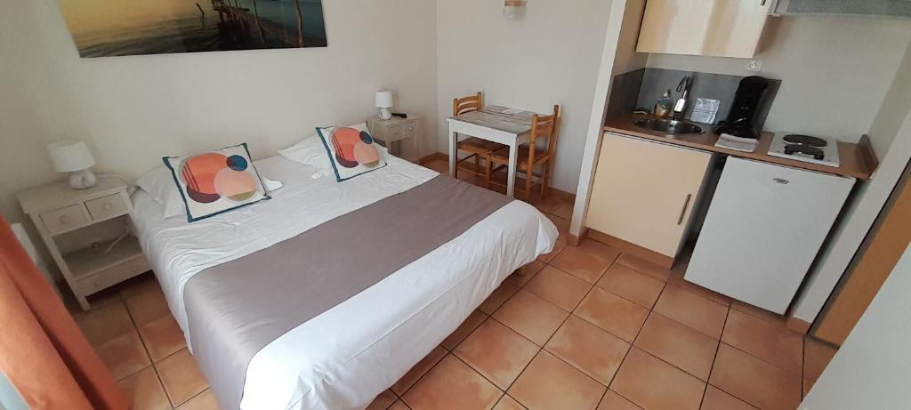Kuchyň nebo kuchyňský kout v ubytování Hôtel des Vignes