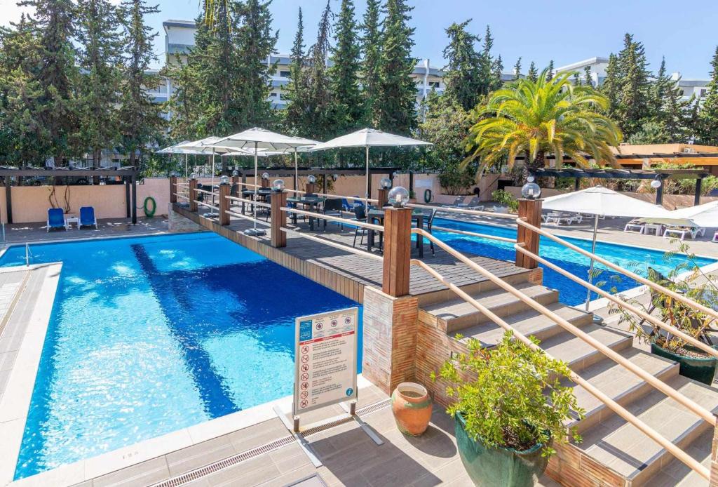 einen großen Pool mit einem Pool im Resort-Stil in der Unterkunft Balaia Beach T2 com piscina in Albufeira