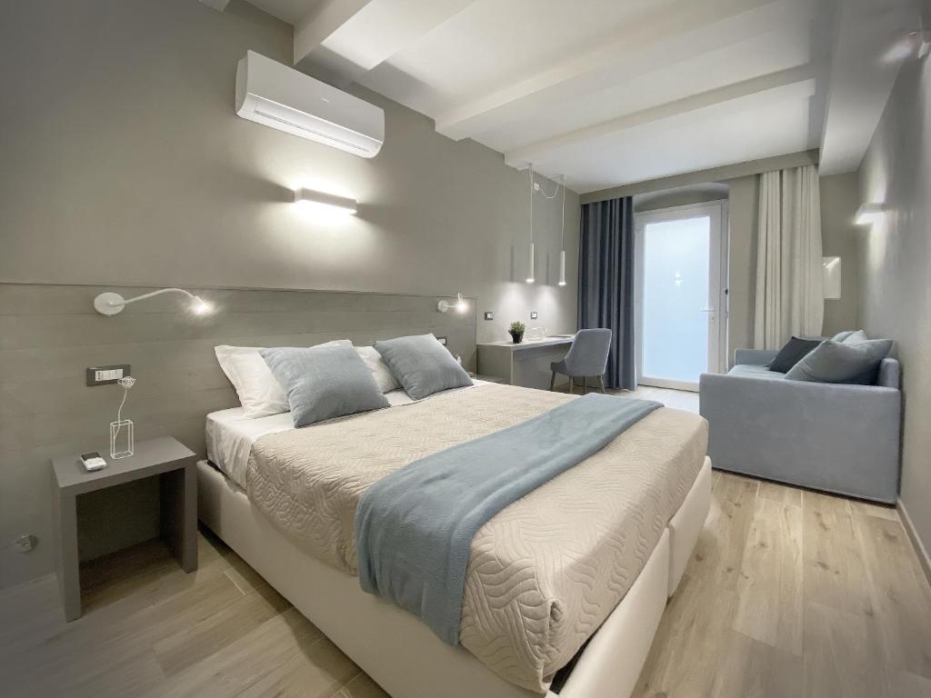 1 dormitorio con 1 cama grande y 1 sofá en nel cuore di rio, en Riomaggiore