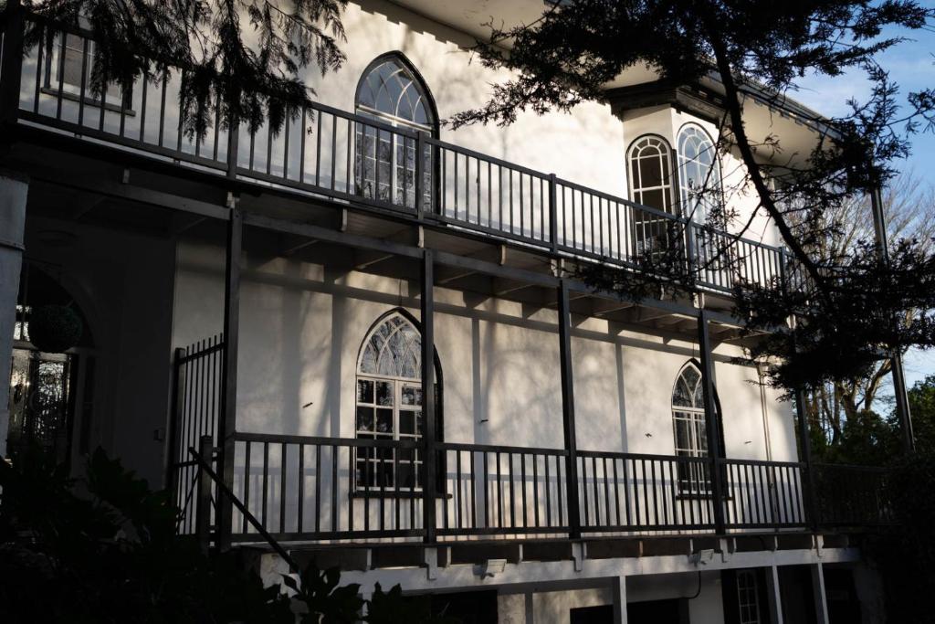 um edifício branco com uma varanda em 2 Claremont em Sidmouth