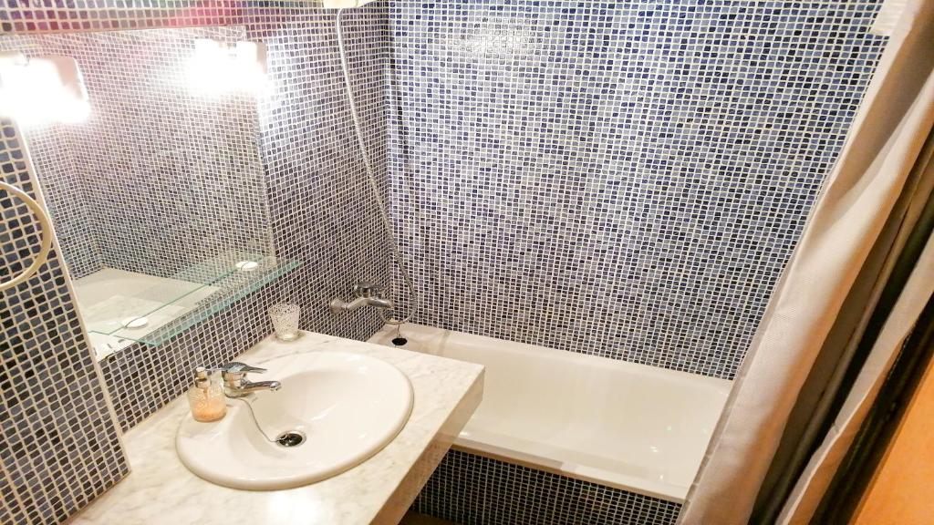 Kúpeľňa v ubytovaní VACAY Dúplex Gala, jardín, aire libre, sol, en la Costa Brava, L'Escala!