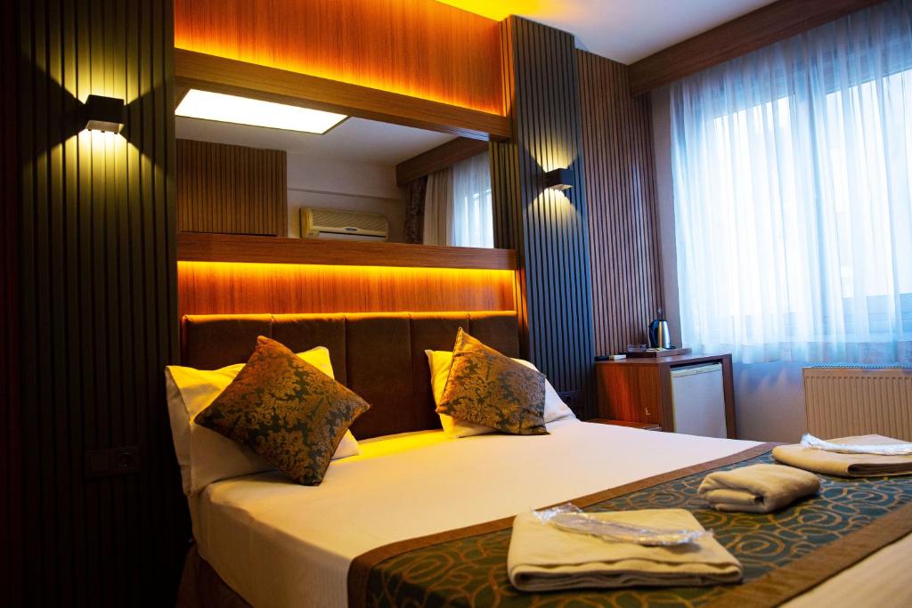 Postel nebo postele na pokoji v ubytování Emirtimes Hotel Kadıköy