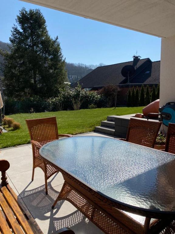Nespecifikovaný výhled na hory nebo výhled na hory při pohledu z penzionu – hostince
