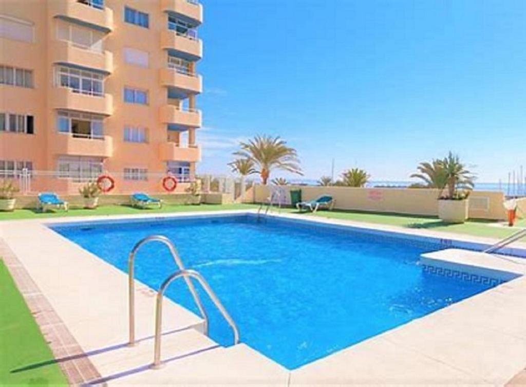 basen przed budynkiem w obiekcie Surf w mieście Estepona