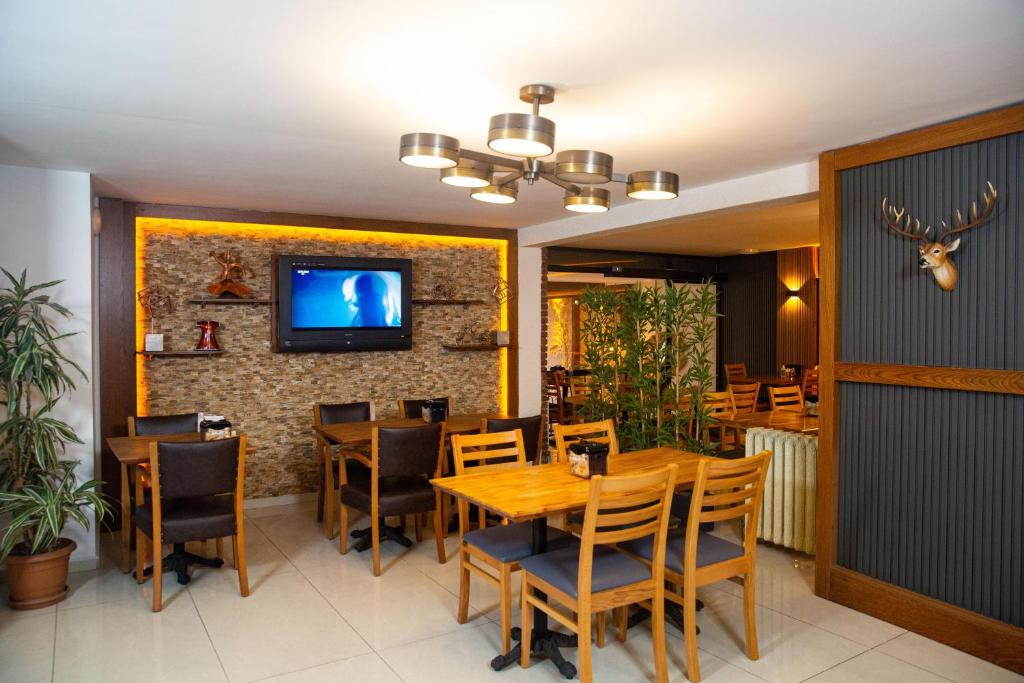TV a/nebo společenská místnost v ubytování Emirtimes Hotel Kadıköy