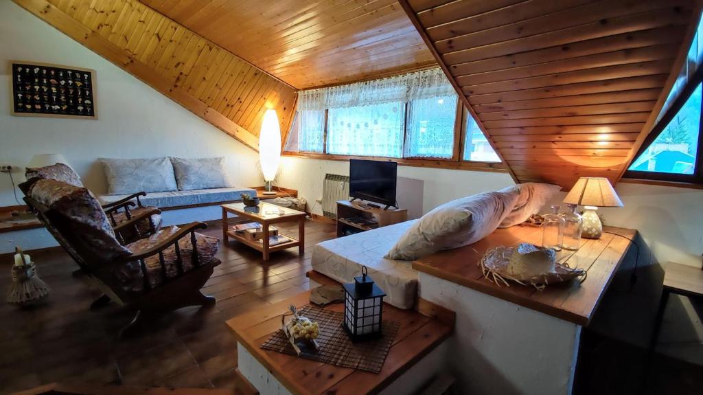 an overhead view of a living room with a couch at APARTAMENTO MUY CÉNTRICO con VISTAS - El Niuet de Sort in Sort