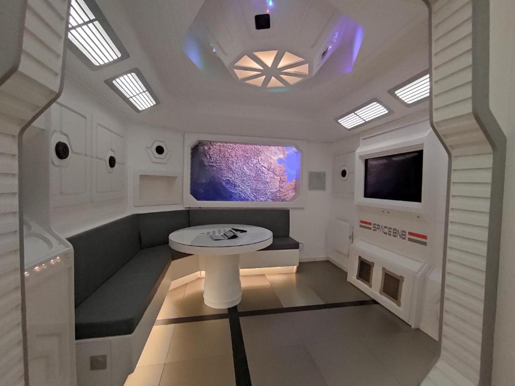 TV a/nebo společenská místnost v ubytování Space Lodge, vaisseau spatial - jeu type escape game