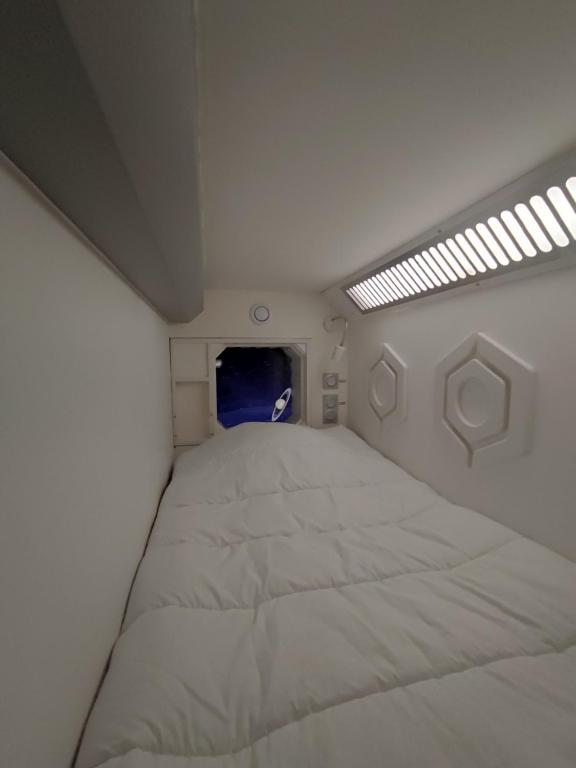 Postel nebo postele na pokoji v ubytování Space Lodge, vaisseau spatial - jeu type escape game
