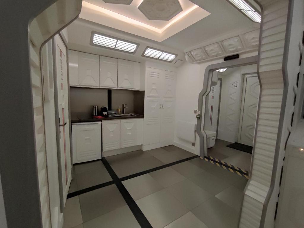 Kuchyň nebo kuchyňský kout v ubytování Space Lodge, vaisseau spatial - jeu type escape game