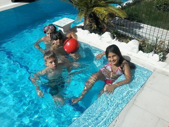 eine Gruppe von Kindern, die in einem Pool schwimmen in der Unterkunft Dolunaydın Butik Otel in Side