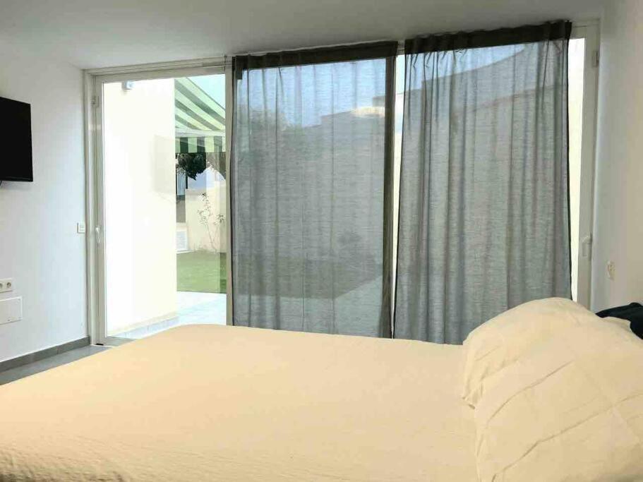 Postel nebo postele na pokoji v ubytování Precioso apartamento con piscina a 50m de la playa