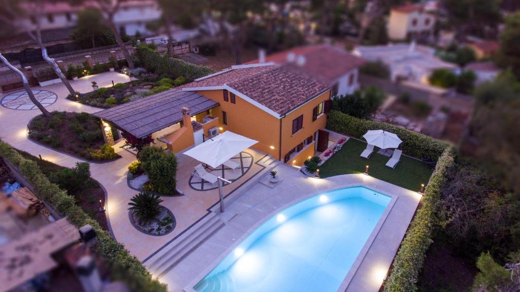 a model of a house with a swimming pool at Villa Fenicottero in Porto Pino