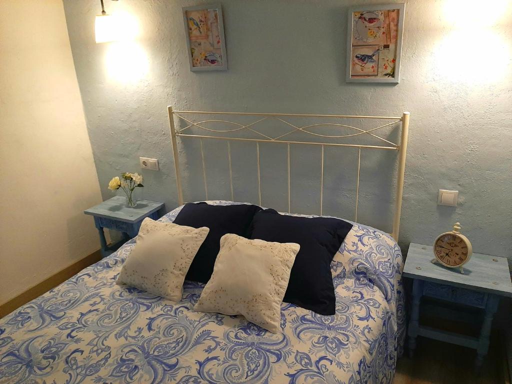 A bed or beds in a room at CASA RURAL "ECCEHOMO de BORJA"