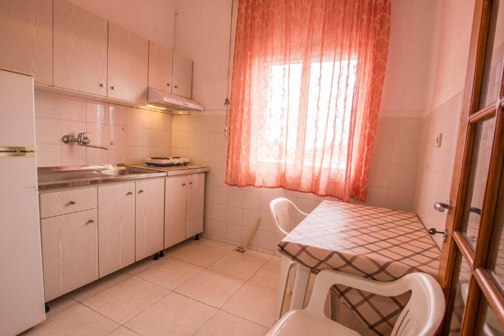 Kuchyň nebo kuchyňský kout v ubytování George Laz Rooms Nea Vrasna