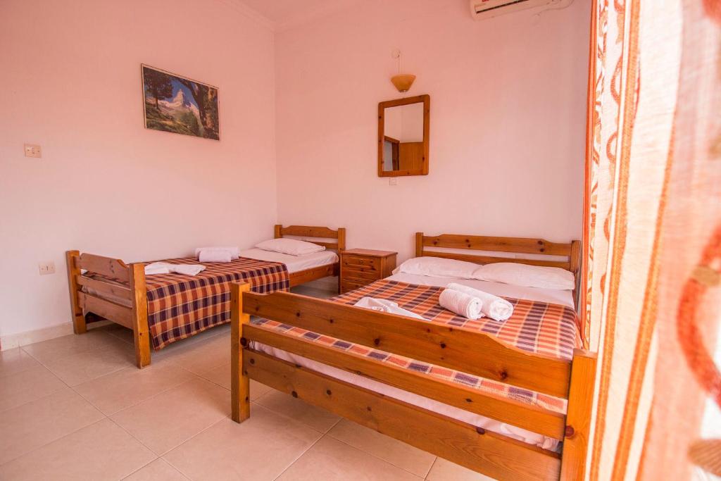 Postel nebo postele na pokoji v ubytování George Laz Rooms Nea Vrasna