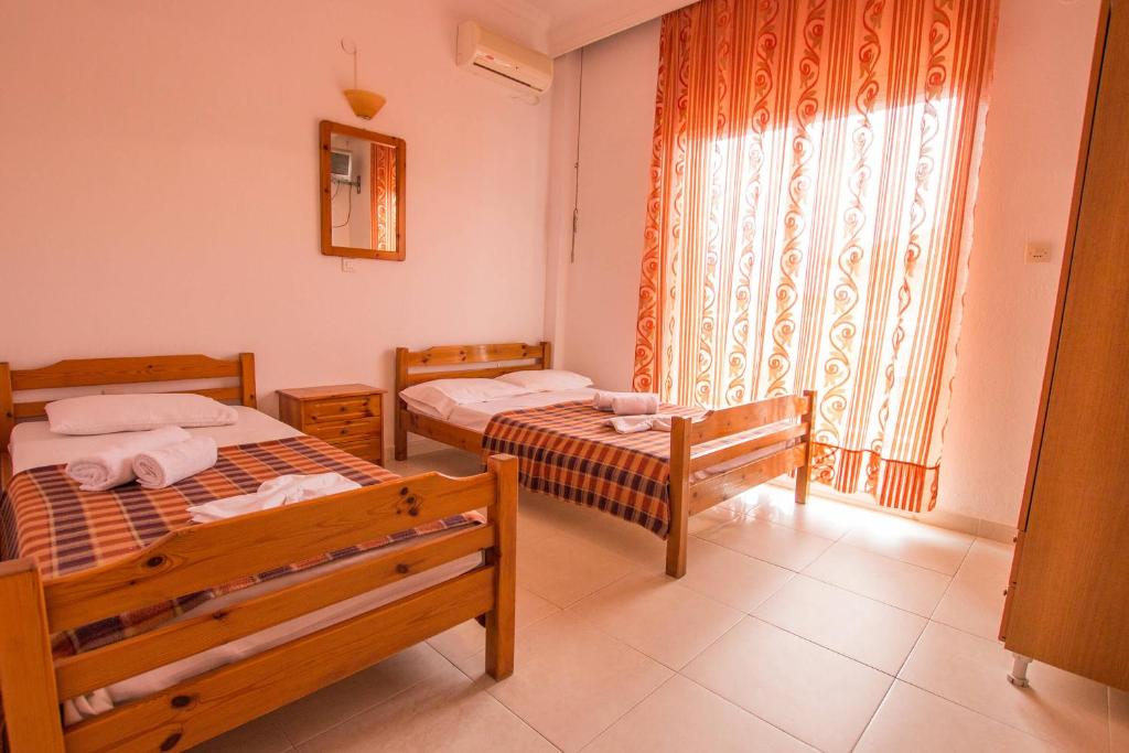 Postel nebo postele na pokoji v ubytování George Laz Rooms Nea Vrasna