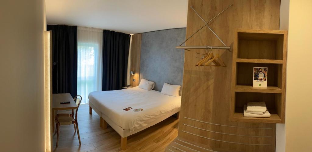 Postel nebo postele na pokoji v ubytování Ibis Styles La Louvière