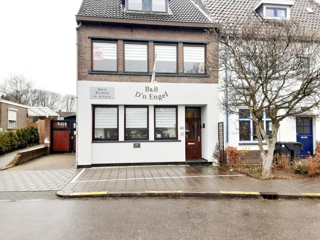 un edificio blanco con un cartel en la parte delantera en D'n Engel, en Sittard