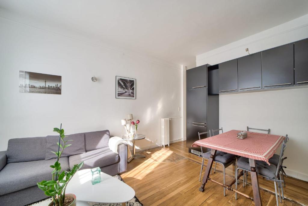 GuestReady - Spacious and Quiet Typical Parisian Apartment