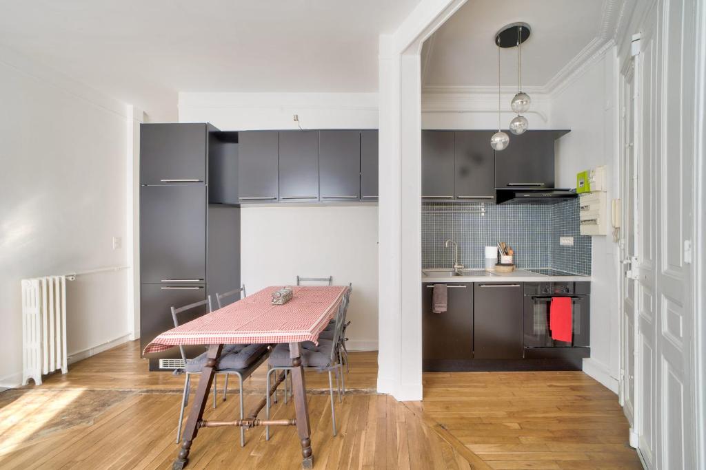 GuestReady - Spacious and Quiet Typical Parisian Apartment