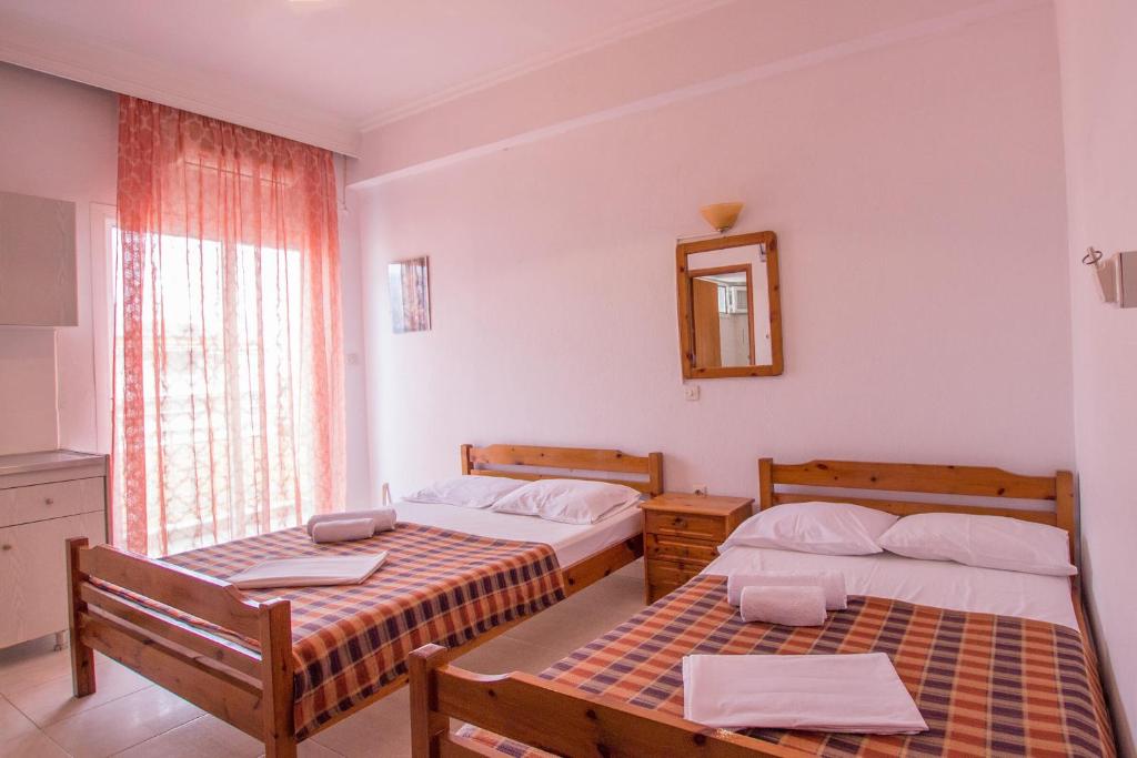Postel nebo postele na pokoji v ubytování George Laz Rooms Nea Vrasna