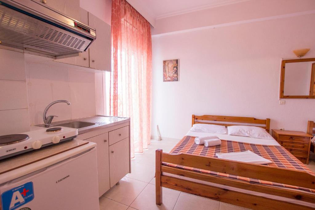 Kuchyň nebo kuchyňský kout v ubytování George Laz Rooms Nea Vrasna