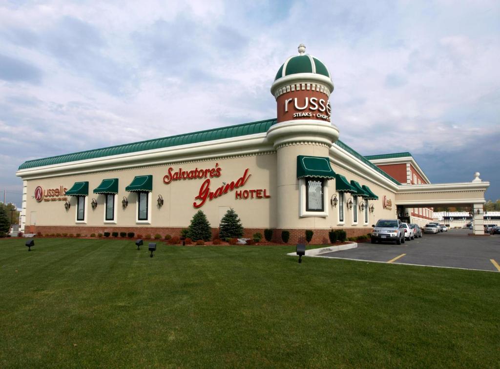 un grand bâtiment avec une tour en haut dans l'établissement Salvatores Grand Hotel, à Williamsville