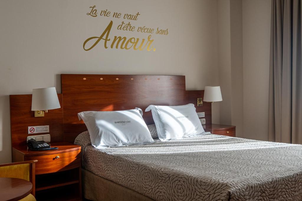 Postel nebo postele na pokoji v ubytování Avenida Hotel