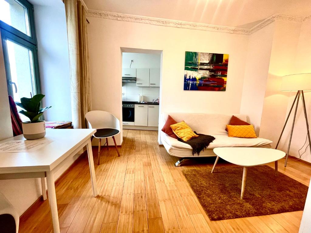ein Wohnzimmer mit einem Sofa und einem Tisch in der Unterkunft Gästeapartment Leipzig City in Leipzig