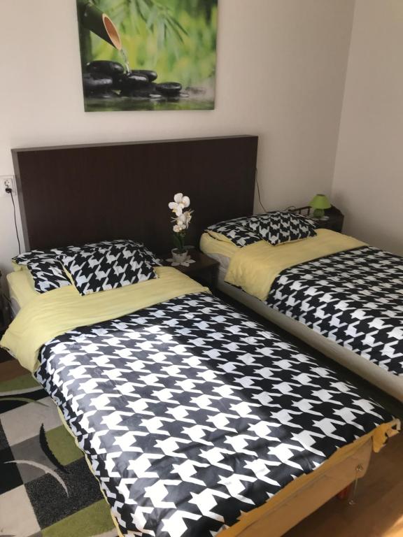 Posteľ alebo postele v izbe v ubytovaní Zen apartman