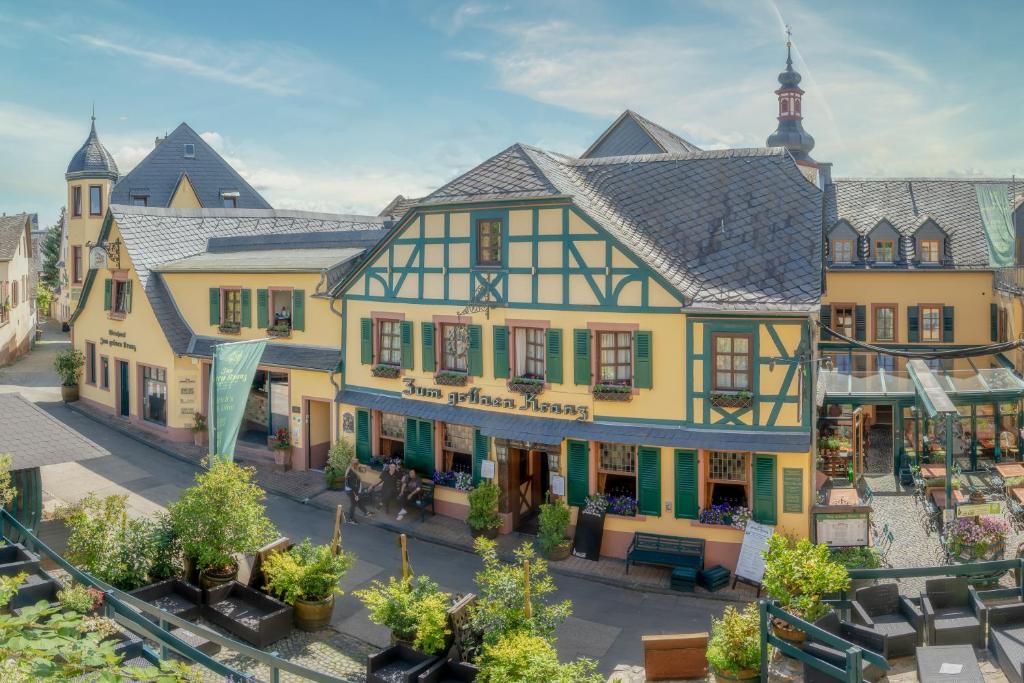 eine Aussicht auf ein Gebäude in einer Stadt in der Unterkunft Weinhotel des Riesling Zum Grünen Kranz in Rüdesheim am Rhein