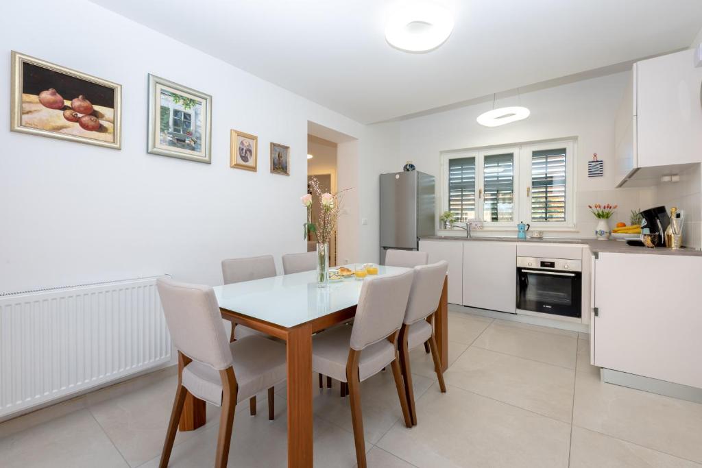 Una cocina o cocineta en Apartment "Dida" with Free Private Parking