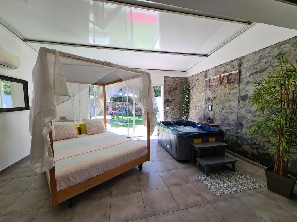 1 dormitorio con 1 cama y bañera en una habitación en Etoiles de Provence DUO ROMANTIC en La Ciotat