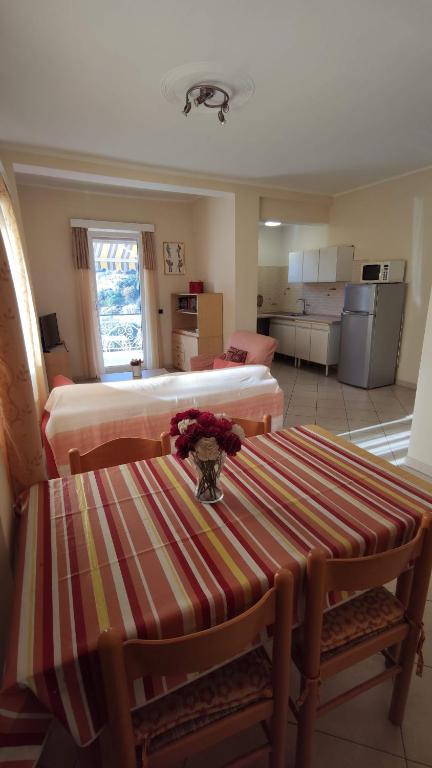 een kamer met 2 bedden, een tafel en een keuken bij Eden 96 in Camporosso