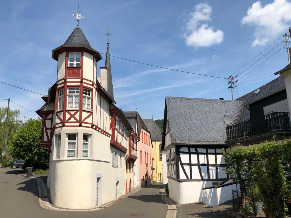 un gran edificio con una torre en una calle en Spitzhaus Wolf, en Traben-Trarbach