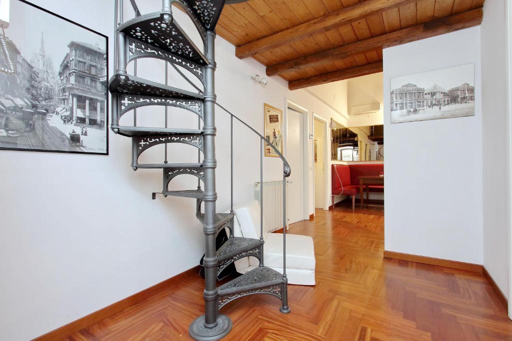 Sanctuay Home في روما: درج حلزوني في ممر مع غرفة معيشة