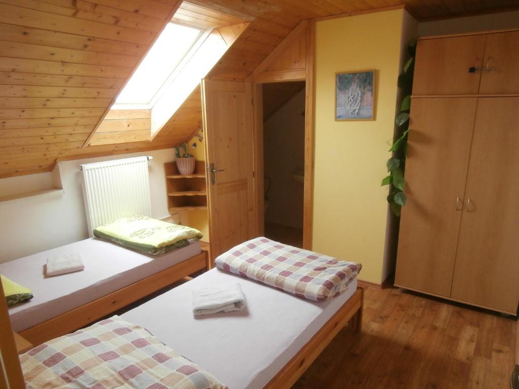 Postel nebo postele na pokoji v ubytování Penzion Svatá Trojice