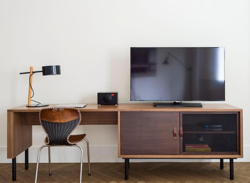 TV a/nebo společenská místnost v ubytování ROOST Midtown
