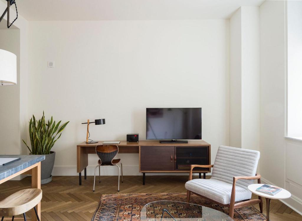 TV a/nebo společenská místnost v ubytování ROOST Midtown