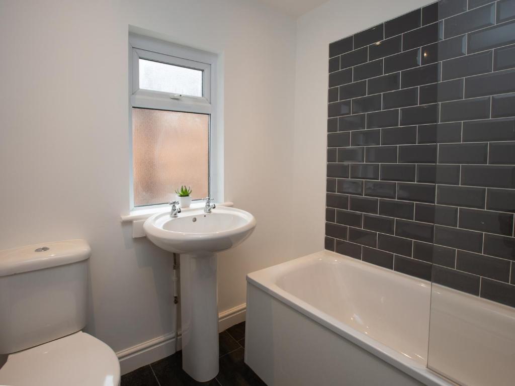uma casa de banho com um lavatório, um WC e uma banheira em Townhouse @ 97 Ruskin Road Crewe em Crewe