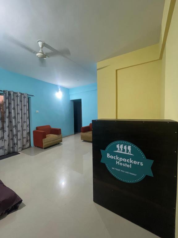 une pièce avec un panneau indiquant l'hôpital des laboratoires mitz dans l'établissement Backpackershostel, à Pune