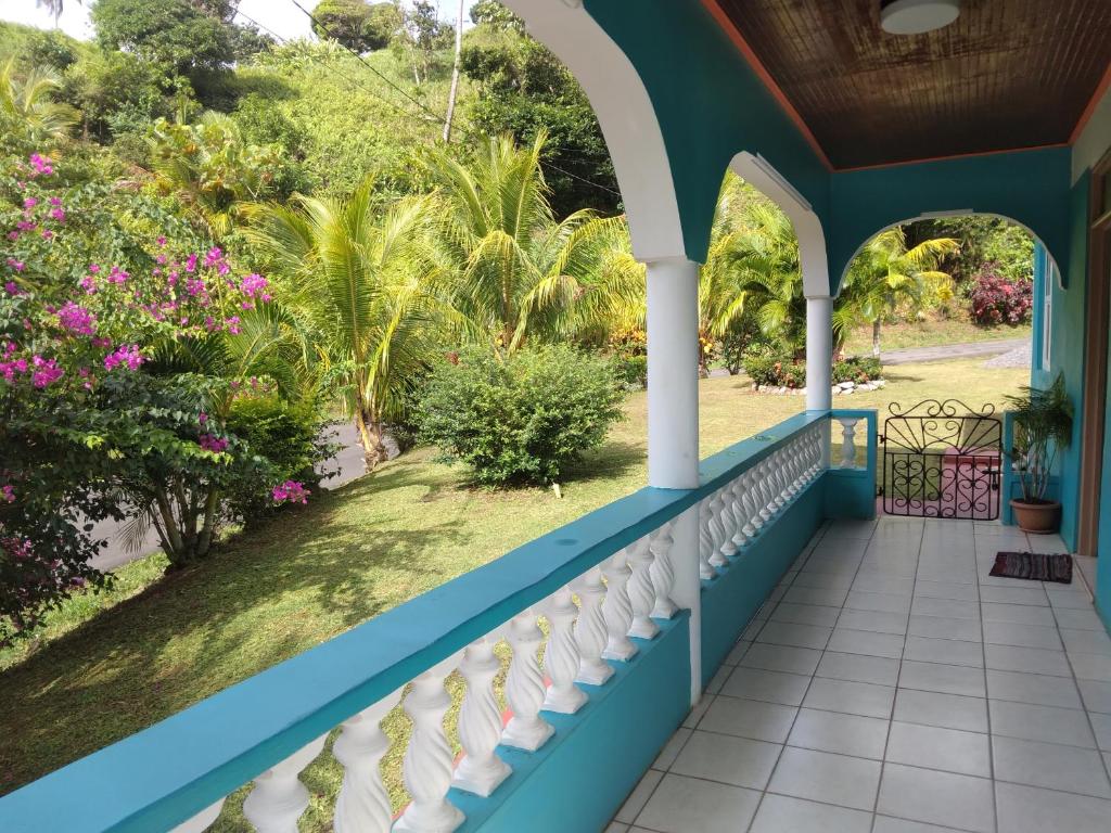 una vista desde el porche de una casa en Danglez Bed & Breakfast, en Bataka