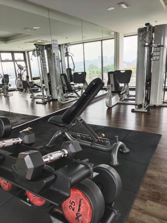 Fitness centrum a/nebo fitness zařízení v ubytování Urban360 Pool view with Netflix and wifi
