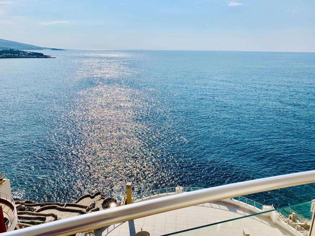 - une vue sur l'océan depuis un bateau de croisière dans l'établissement Appartements SKY FORT 402, à Dobra Voda