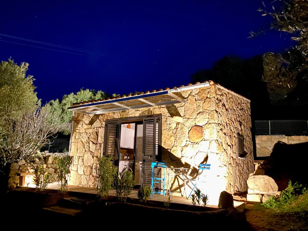 Photo de la galerie de l'établissement BERGERIE CASA SANTU 22m2, patio 35m2, en pierres typique, tout équipé et neuf,DE SAMEDI EN SAMEDI, à Monacia-dʼAullène