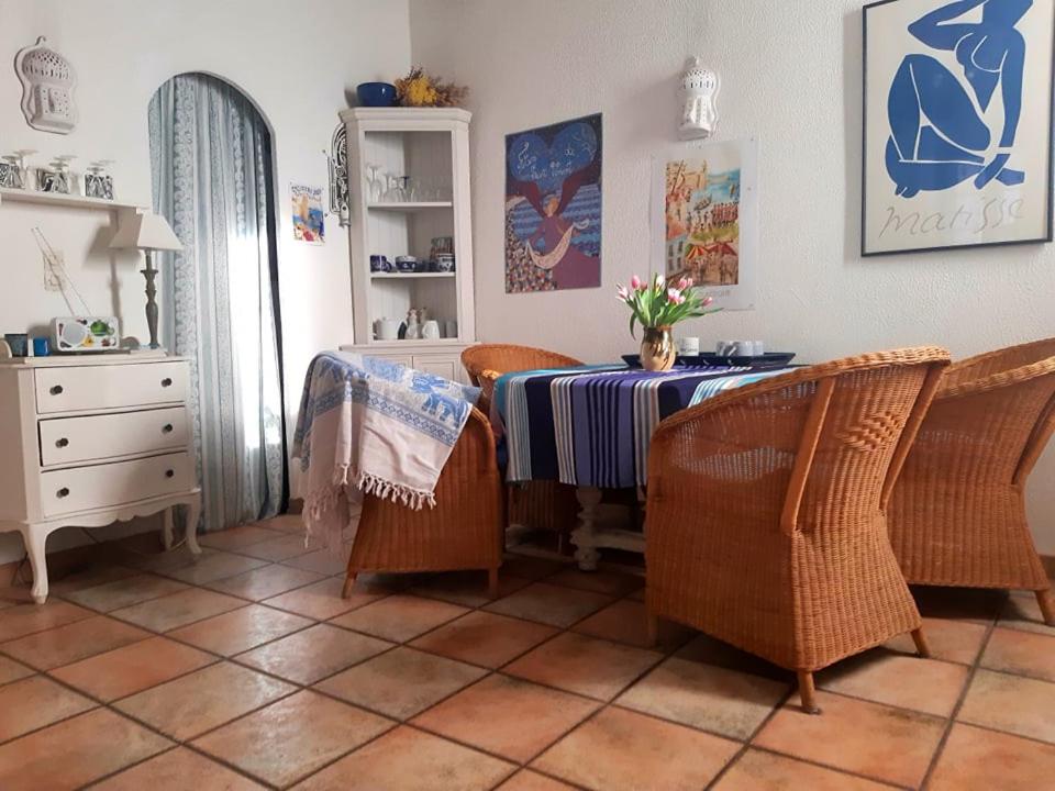 una sala da pranzo con tavolo e sedie in vimini di CHARME a 20 m de la plage centre village a Collioure