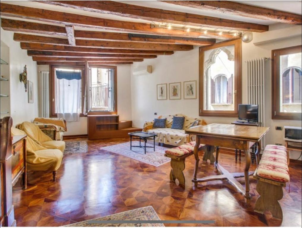 ヴェネツィアにあるLa Terrazza di San Marco - Luxury Apartmentの広いリビングルーム(テーブル、椅子付)